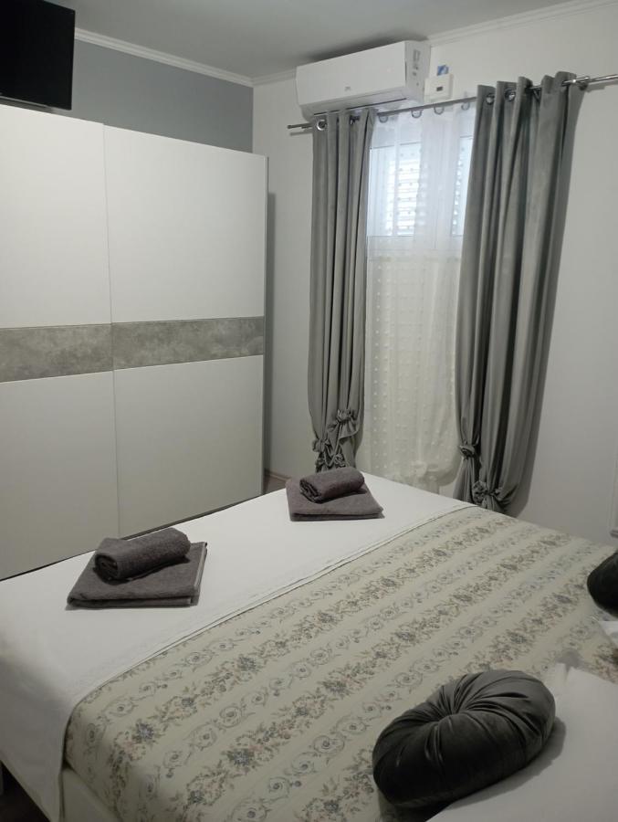 Pia Apartment Dugi Rat Ngoại thất bức ảnh